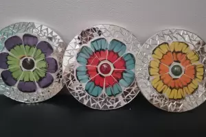 Realizan taller de mosaiquismo y constelaciones familiares