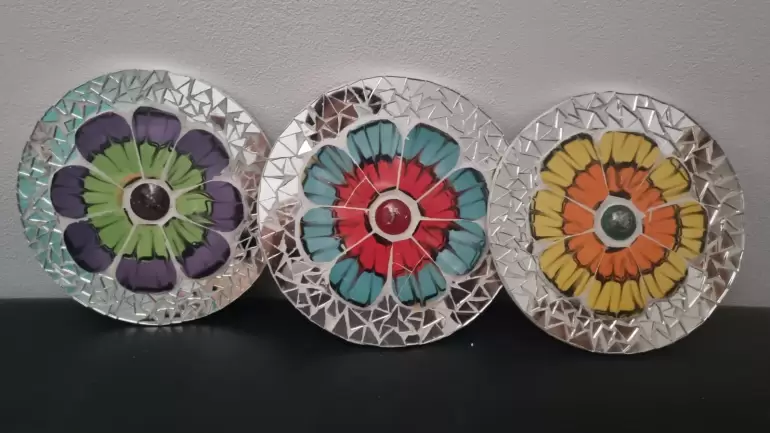 Realizan taller de mosaiquismo y constelaciones familiares