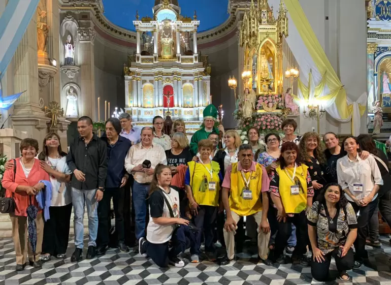 Los medios de comunicación social
iniciaron los homenajes a la Virgen