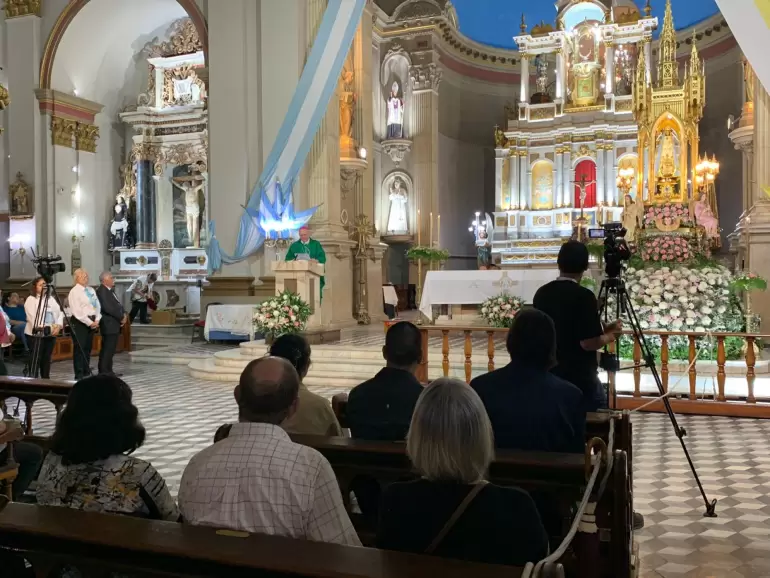 Los medios de comunicación social
iniciaron los homenajes a la Virgen