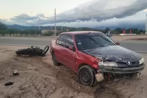 Un motociclista result herido tras un violento siniestro vial