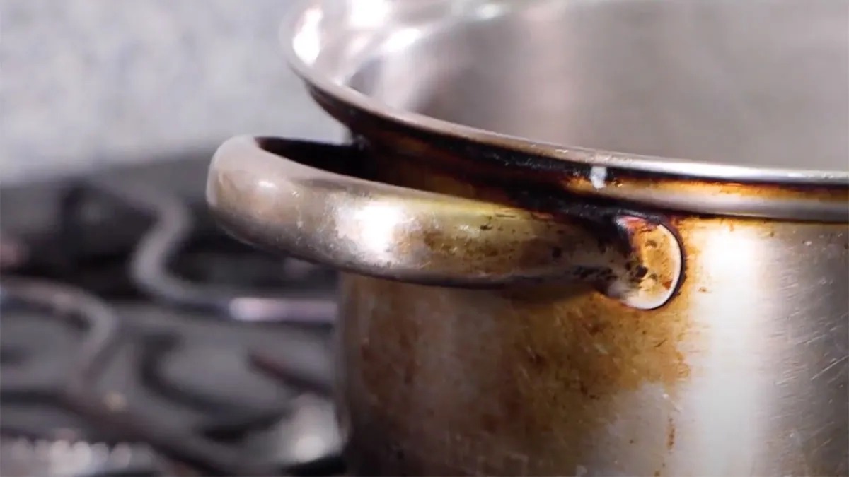 Pocos lo saben: el truco para limpiar ollas de aluminio quemadas con dos ingredientes que tenés en la cocina