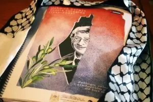 Presenta un libro de poemas palestinos en braille