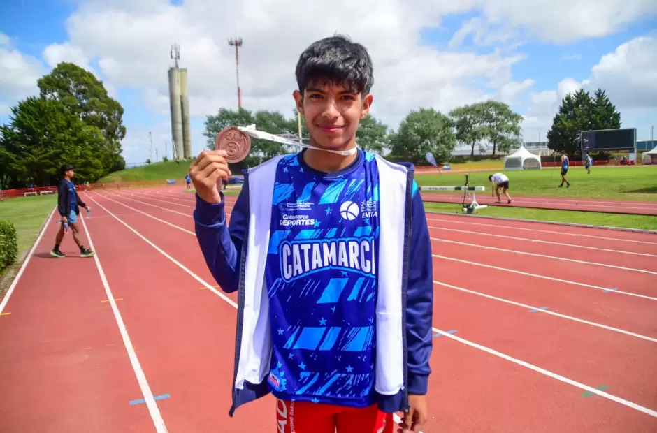 Emilio con la medalla lograda en los Evita