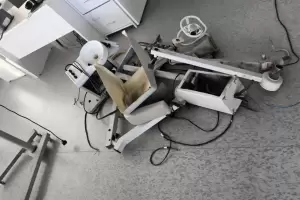 Donaron a Medanitos un silln odontolgico y tres aos despus, lo encontraron destruido