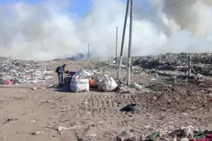 Bomberos sofocaron un incendio en un basural