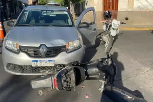 Lo encandil el sol y choc a una motociclista