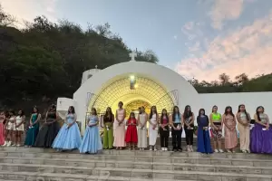 Quinceaeras se consagraron a la Virgen en el Santuario de la Gruta