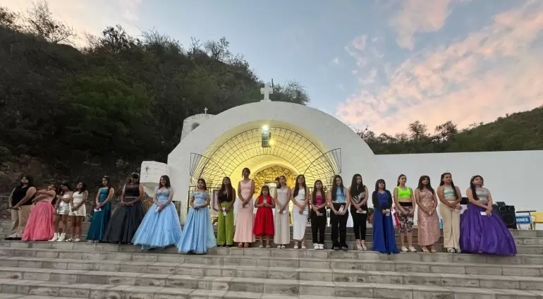 Quinceañeras se consagraron a la Virgen en el Santuario de la Gruta