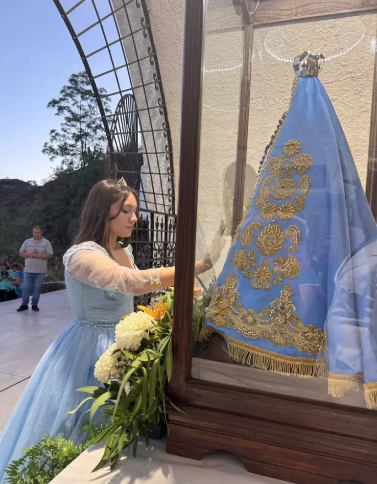 Quinceañeras se consagraron a la Virgen en el Santuario de la Gruta