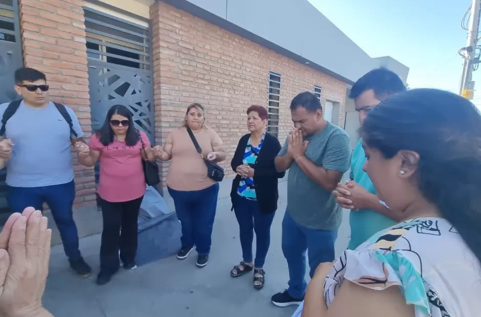 Familiares en las afueras del GOA