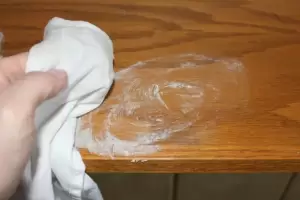 El truco casero para eliminar las marcas de nuestros muebles de madera