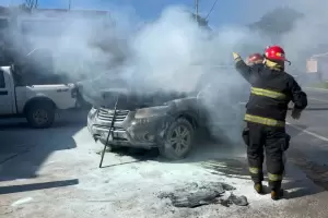 Se incendi un vehculo en Villa Parque Chacabuco