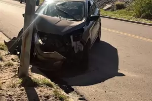 Automovilista choc contra un poste de luz en Valle Chico