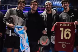 Dybala y Paredes locos con nuestro "Pollito" Tapia