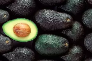 El truco para saber si la palta o el aguacate est maduro antes de comprarlo