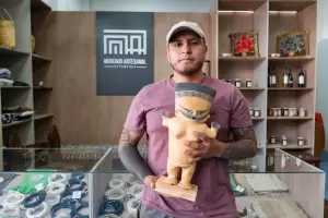 Ceramista peruano realizar una demostracin en la Feria del Patio Edicin Navidad