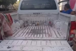 Sin ambulancia: adolescente accidentada fue trasladada en la caja de una camioneta