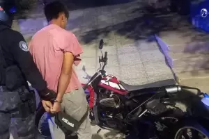 Termin en la comisara por conducir la moto a alta velocidad