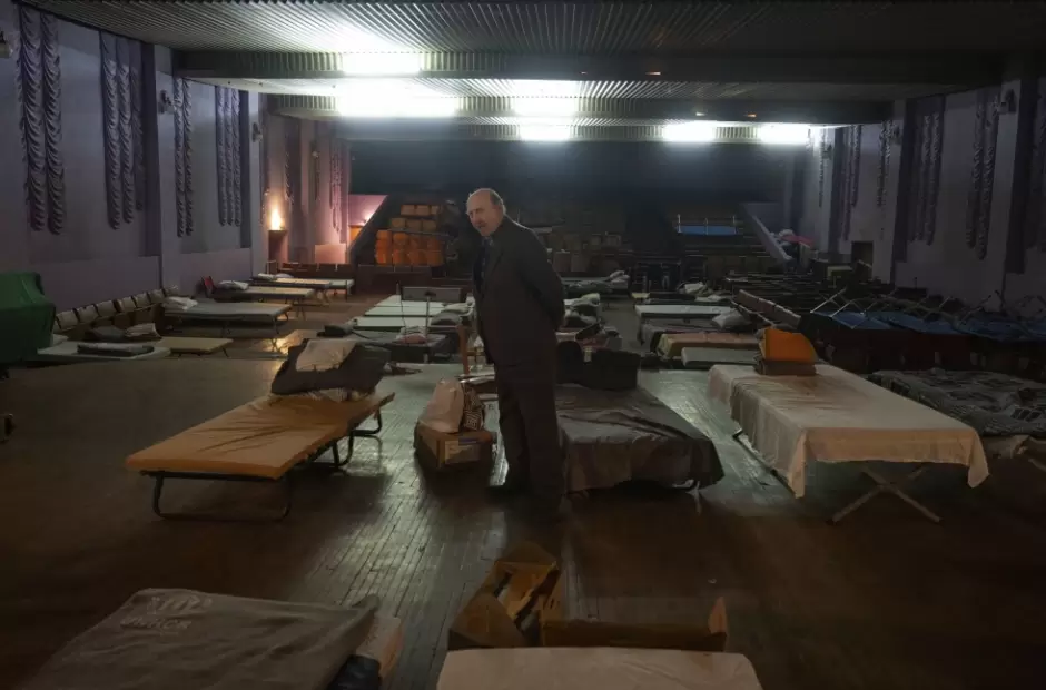 Ucraniano espera en un refugio