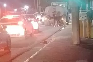 Un camin cisterna qued varado en plena avenida