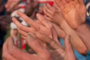 Qu significa escuchar aplausos durante la madrugada o la noche?