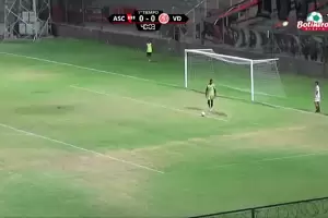 Suspendieron un partido porque tiraron una bomba de estruendo en la cancha