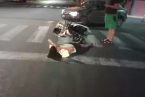 Motociclista choc contra un auto y termin hospitalizado