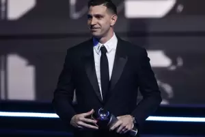 Emiliano "Dibu" Martnez: un cono del ftbol mundial tras ganar el Premio The Best al mejor arquero