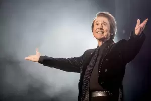 Internaron a Raphael de urgencia tras sufrir un fallo cerebrovascular