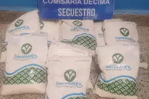 Entr a una casa a robar y se llev hasta un fardo de azcar