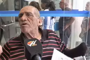 Jubilado se encaden� en el PAMI: pide por medicamentos