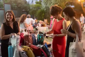 Fiesta de color y diseo en la feria de fin de ao de Tienda C