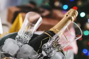 Cmo abrir botella de champagne sin sacarle un ojo a alguien en las fiestas?