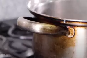 La frmula mgica para terminar con la grasa pegada a las ollas y asaderas para siempre