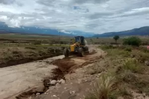 Aconquija: trabajan para liberar los caminos afectados por las crecidas