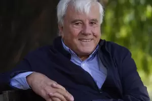 Agitado libro de pases de radio y TV antes de que el 2024 baje la persiana