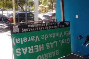 Los detuvieron por robarse un cartel: los jvenes dicen que fue una broma