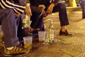 Navidad violenta: brindaba con amigos y lo patotearon