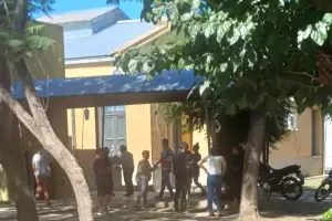 Una mujer se encaden en el IPV en reclamo por una vivienda