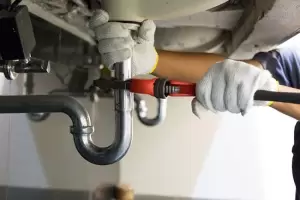 Cunto gana un plomero en argentina 2024?