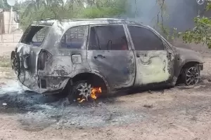Un incendio consumi un automvil en El Alto
