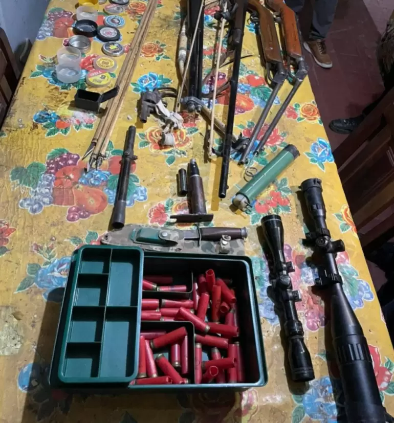 Detienen a un hombre violento y secuestran varias armas de fuego