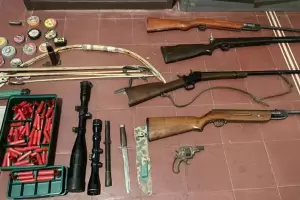 Detienen a un hombre por violencia de gnero con armas y municiones ilegales
