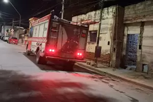 Bomberos voluntarios lograron sofocar un incendio en una casa abandonada