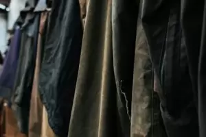 Optimiza espacio en tu ropero con este truco japons para guardar los abrigos