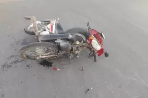 Violento choque: motociclista result lesionado