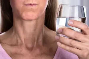 Por qu hay que enjuagarse la boca con agua y sal y para qu sirve?