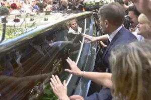 Entre aplausos y emocin, trasladaron los restos de Lanata para su ltimo adis