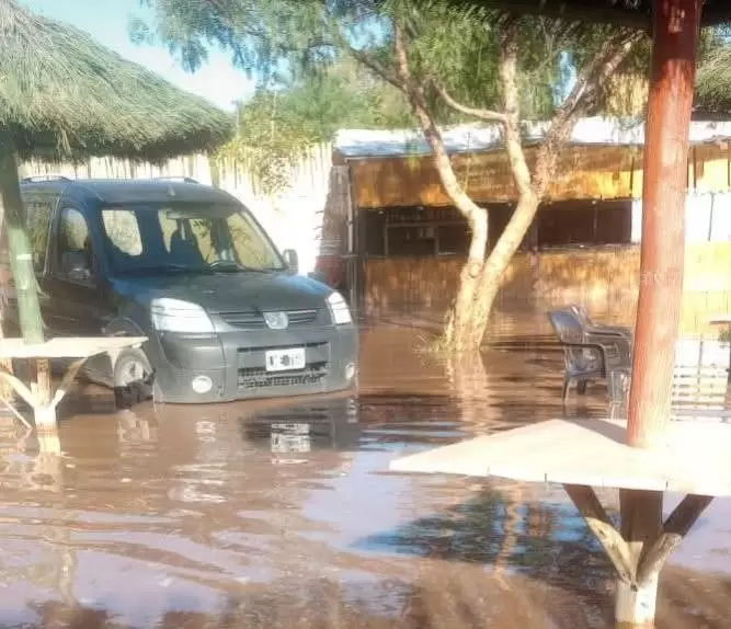 Desbordó un canal en Fiambalá